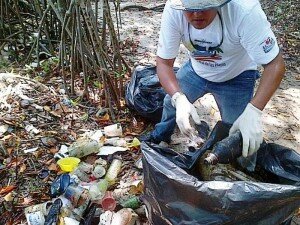 Canal Azul 24 La limpieza de la contaminacion por plastico puede ser un camino para salir de la pobreza
