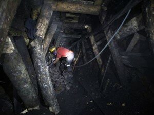 Canal Azul 24 Colombia mineros oran para que no cierren mina