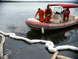 Canal Azul 24 Bomberos tratan de contener mancha aceitosa en lago de Brasil